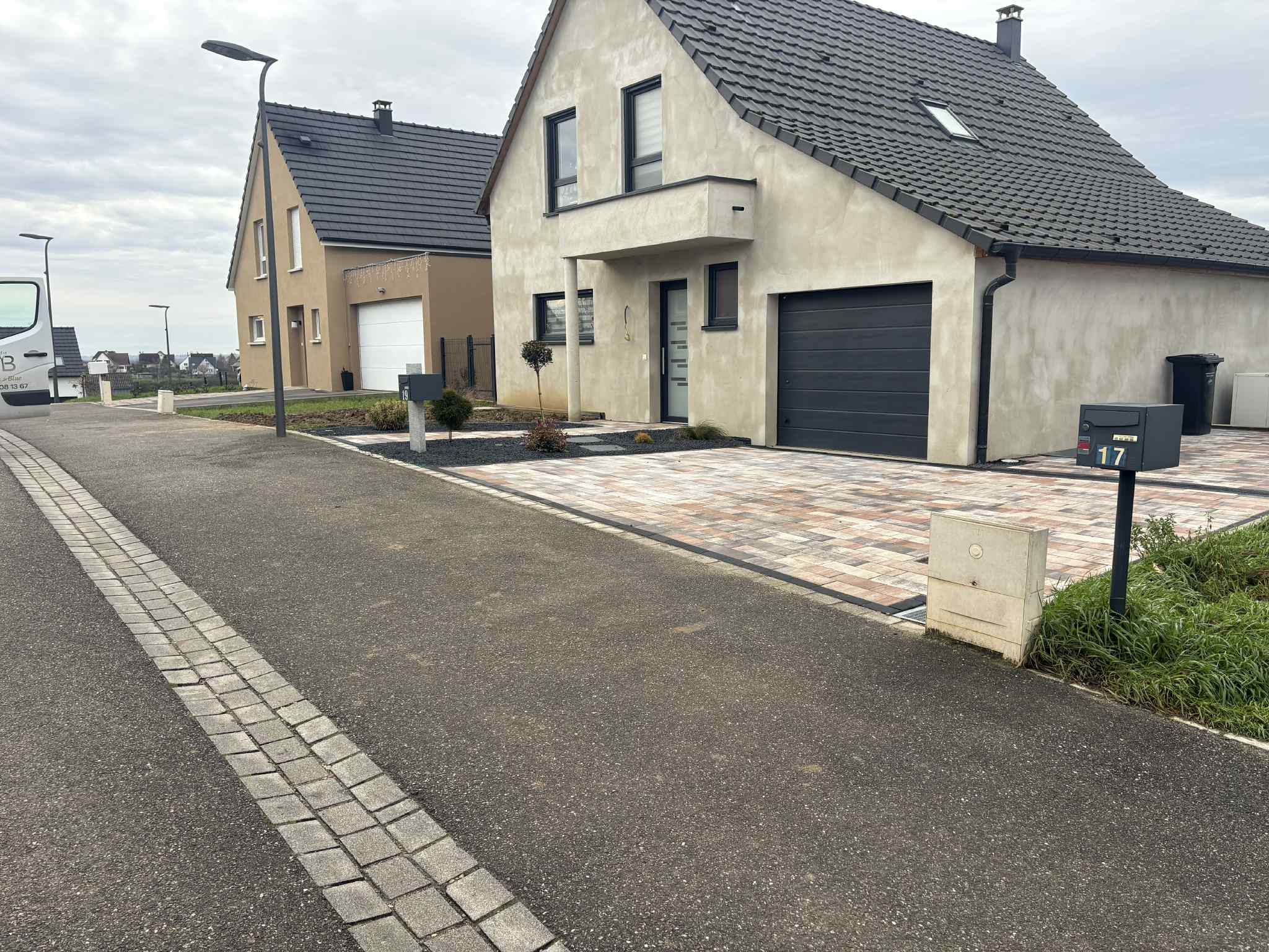 Allée pavée devant une maison, réalisée par Green & Blue